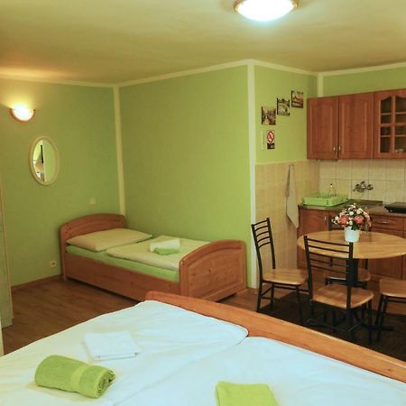 Apartmán pri zámočku Bešeňová Esterno foto