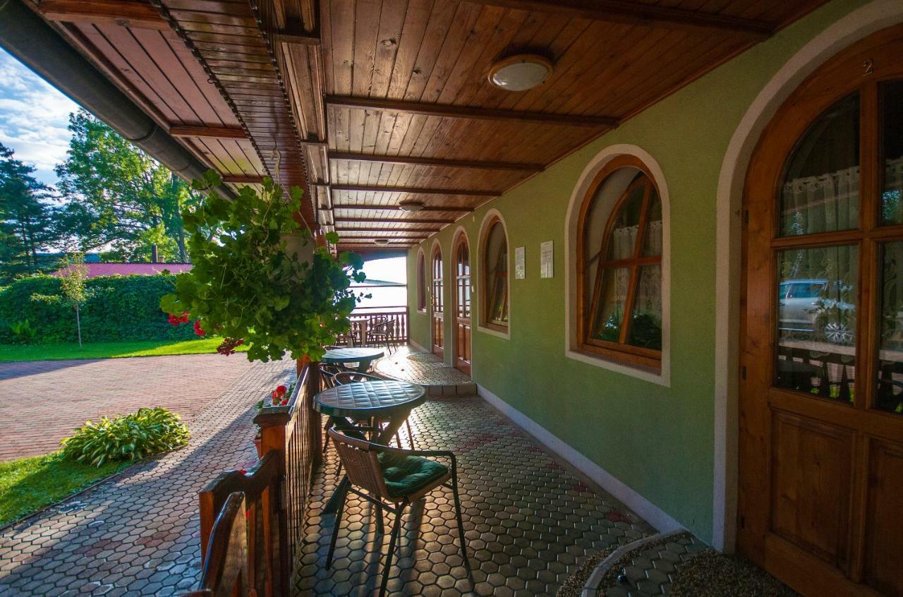 Apartmán pri zámočku Bešeňová Esterno foto