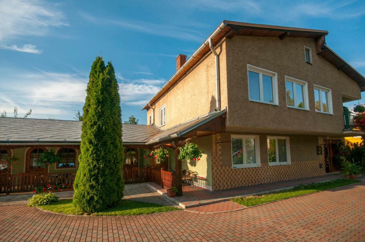 Apartmán pri zámočku Bešeňová Esterno foto