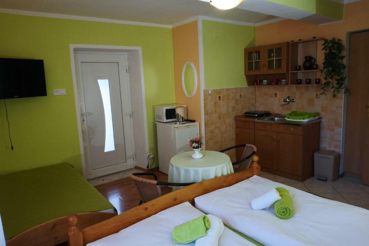 Apartmán pri zámočku Bešeňová Esterno foto