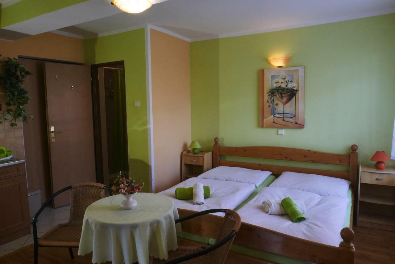Apartmán pri zámočku Bešeňová Esterno foto