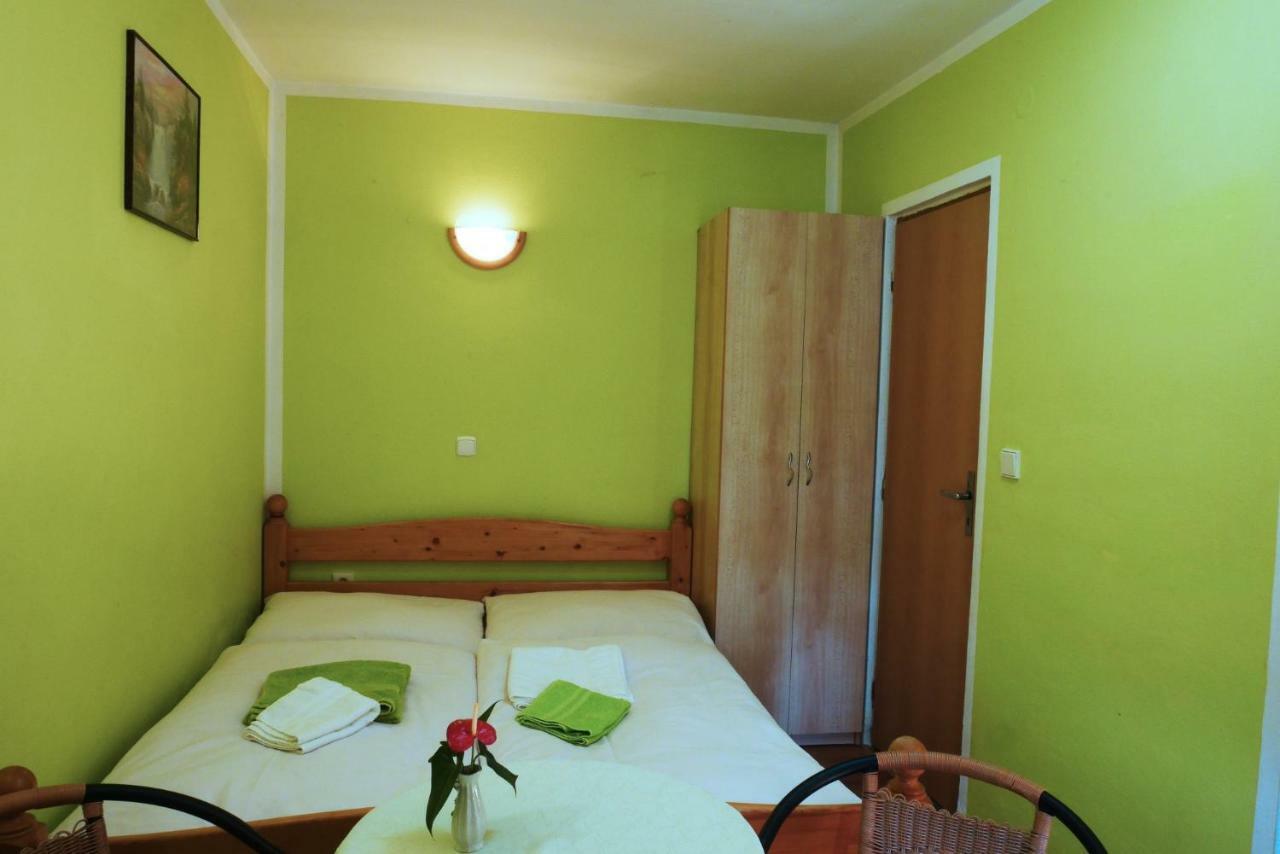 Apartmán pri zámočku Bešeňová Esterno foto