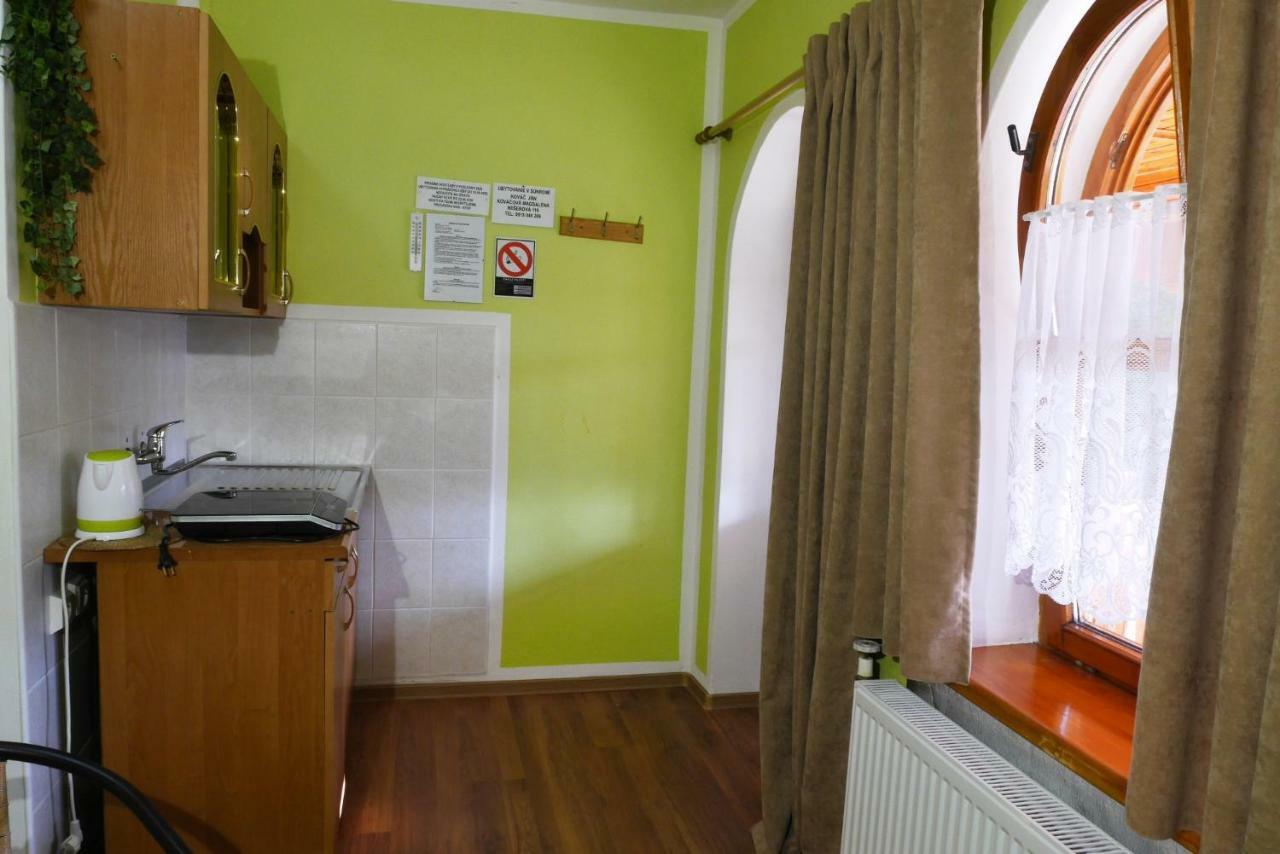 Apartmán pri zámočku Bešeňová Esterno foto