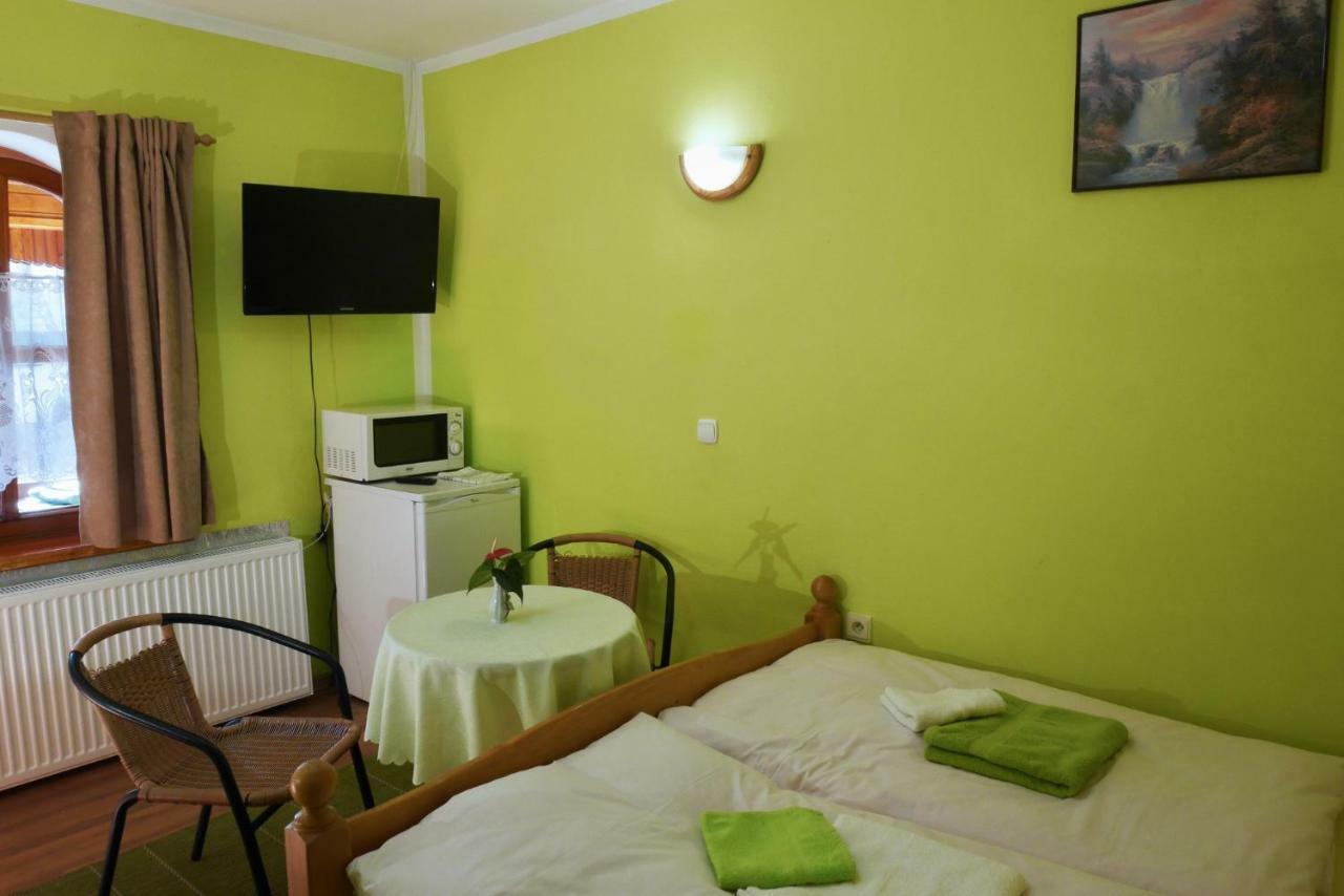 Apartmán pri zámočku Bešeňová Esterno foto