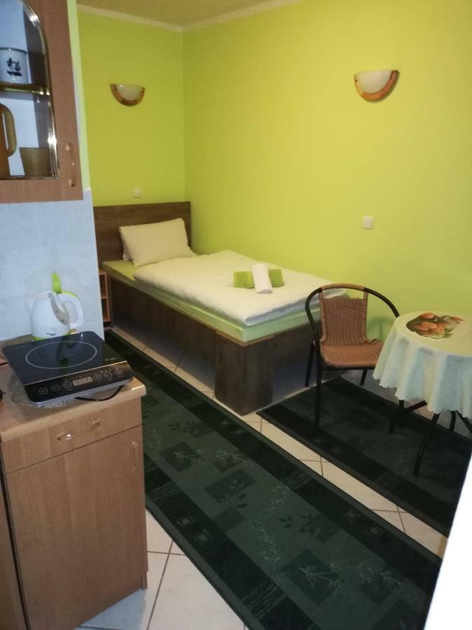 Apartmán pri zámočku Bešeňová Esterno foto