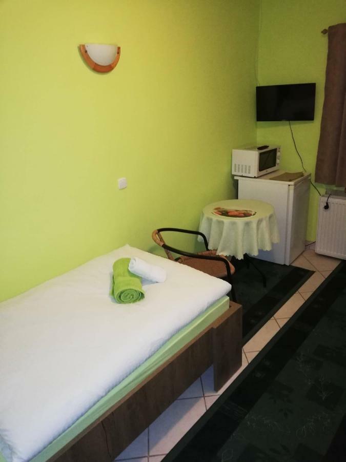 Apartmán pri zámočku Bešeňová Esterno foto