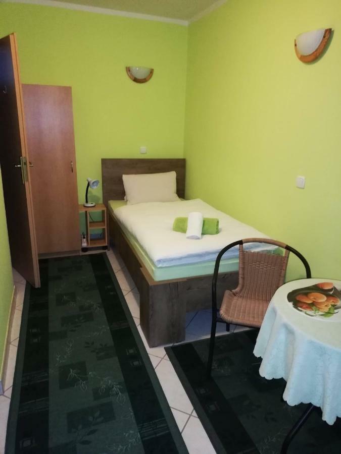 Apartmán pri zámočku Bešeňová Esterno foto