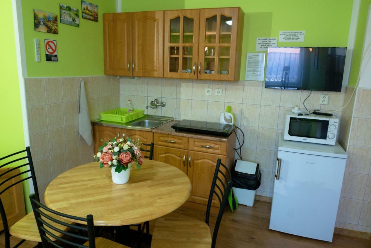 Apartmán pri zámočku Bešeňová Esterno foto
