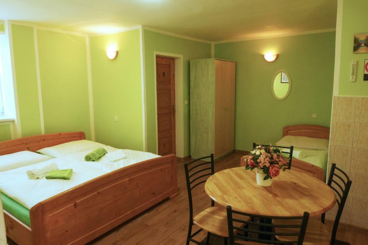 Apartmán pri zámočku Bešeňová Esterno foto