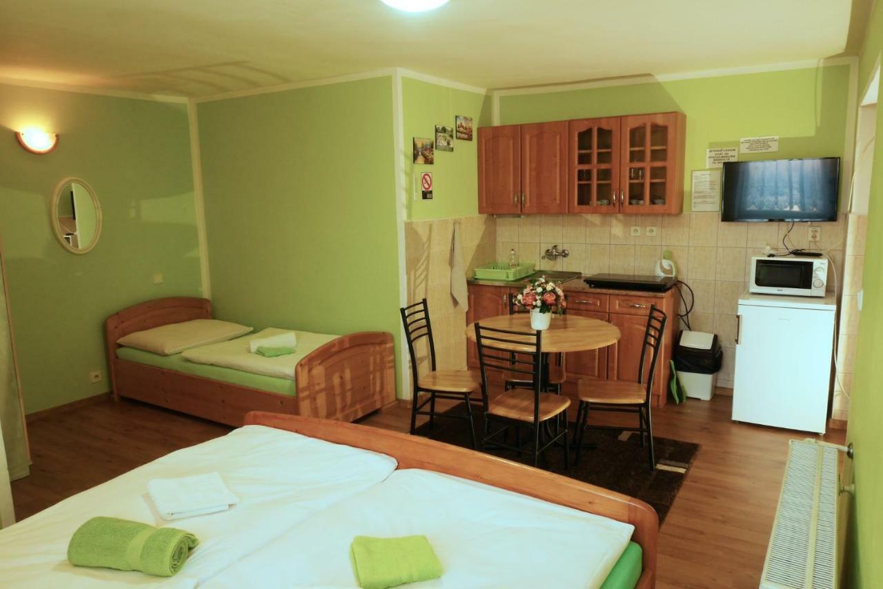 Apartmán pri zámočku Bešeňová Esterno foto
