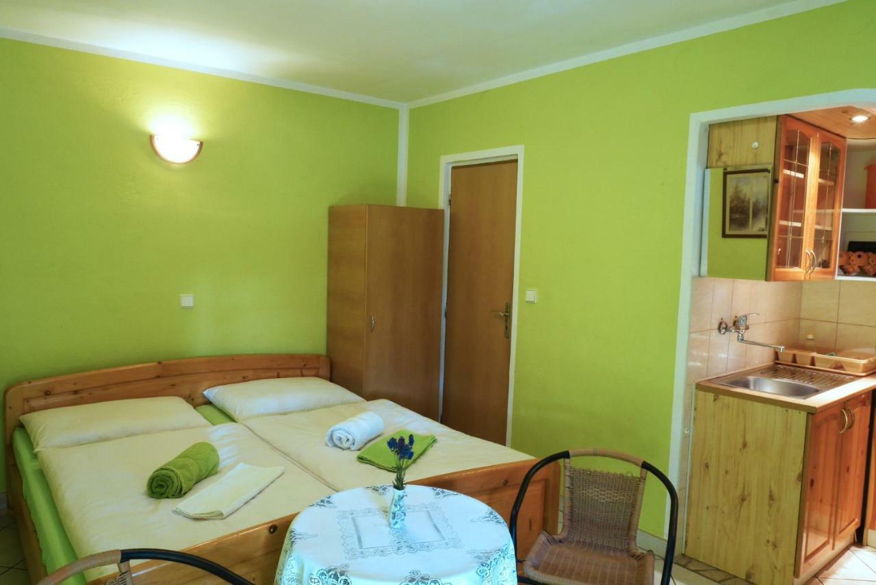 Apartmán pri zámočku Bešeňová Esterno foto