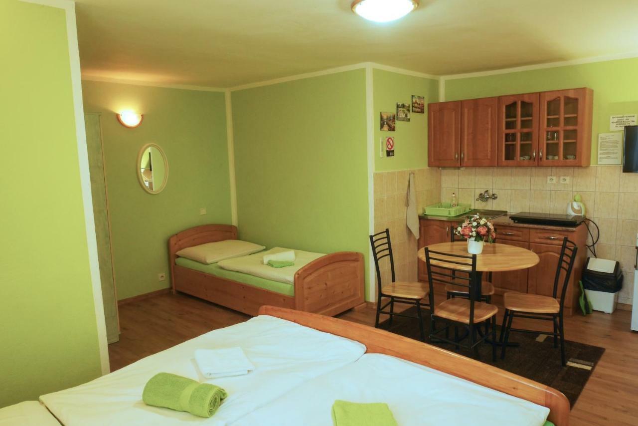 Apartmán pri zámočku Bešeňová Esterno foto