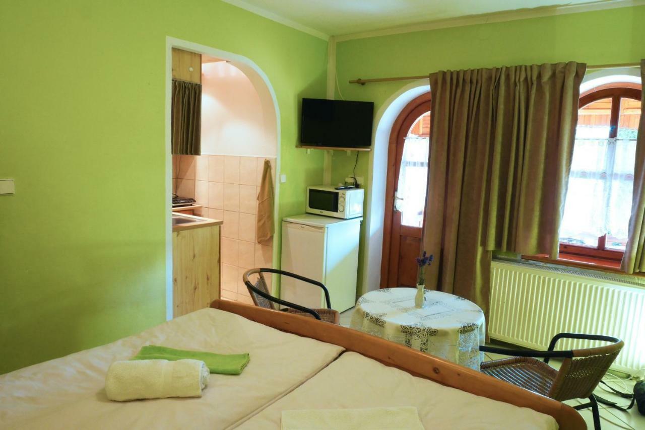 Apartmán pri zámočku Bešeňová Esterno foto